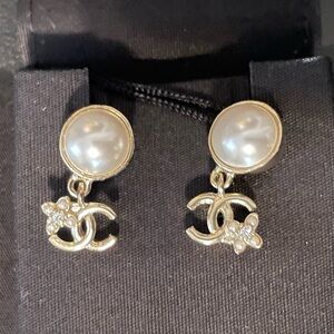 NWT CHANEL LOGO GOLD PEARL CRYSTAL STUD EARRINGS